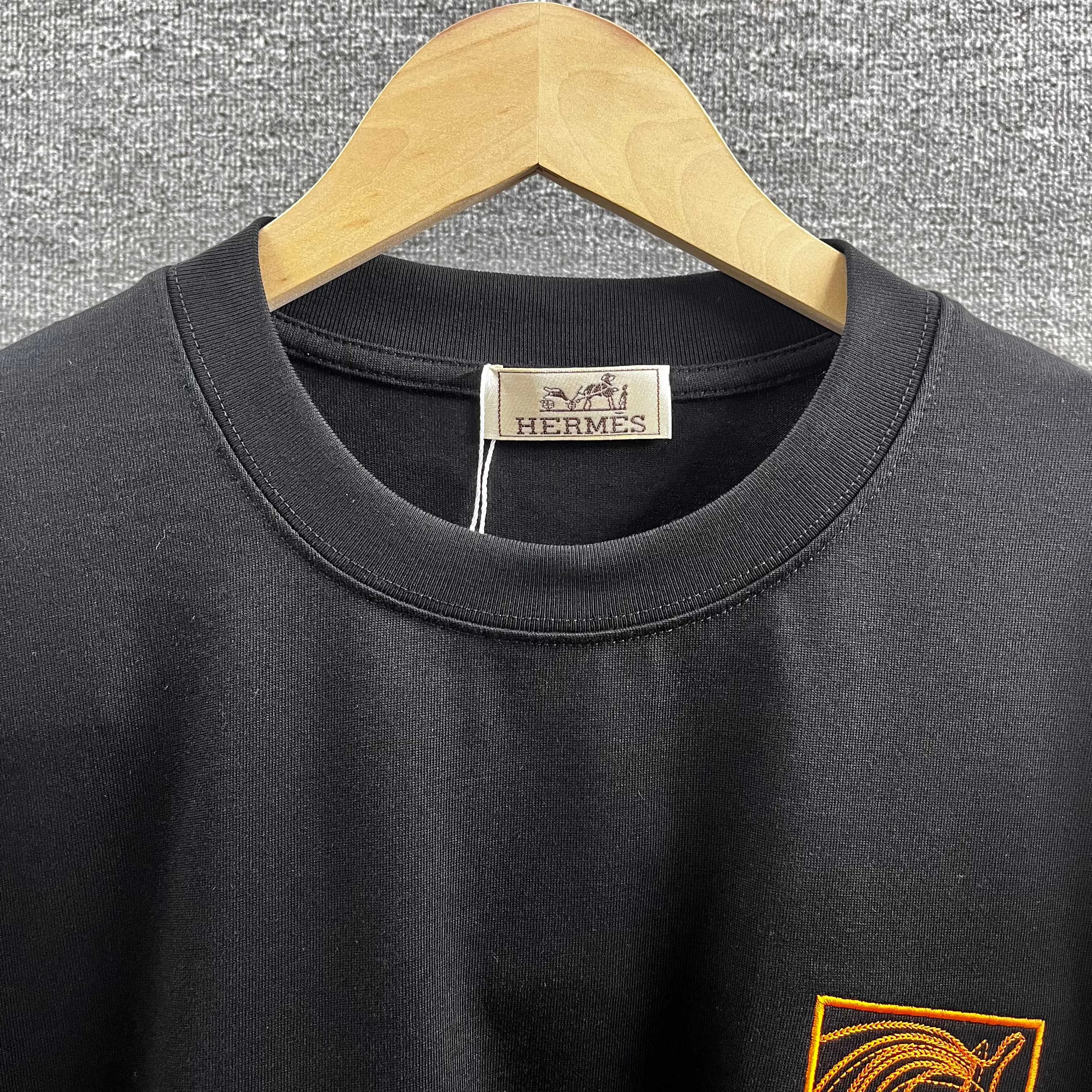 H * * * 2025 New Arrival Classic Orange T Same Style ：Black White Size： S （90-130 ） M （120-150 ） L （140-165 ） XL （160-180 ） XXL （180-210 ）